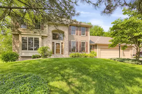 2460 Hidden Lake Dr, Woodbury, MN 55125