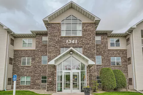 1341 Lake Dr W #B310, Chanhassen, MN 55317