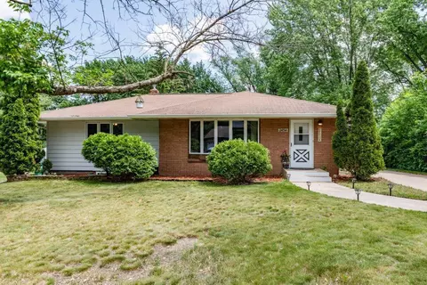 2454 Oxford St N, Roseville, MN 55113