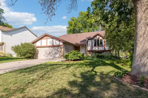 2112 Eagle Bluff Cir, Burnsville, MN 55337