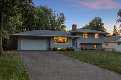 2779 Woodbridge St, Roseville, MN 55113