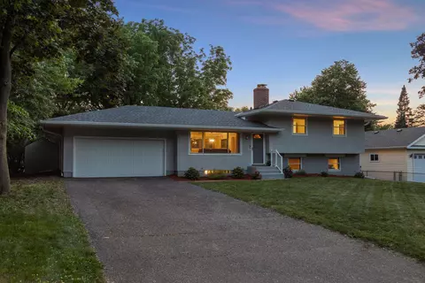 2779 Woodbridge St, Roseville, MN 55113