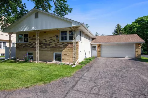 1445 Roselawn Ave W, Roseville, MN 55113