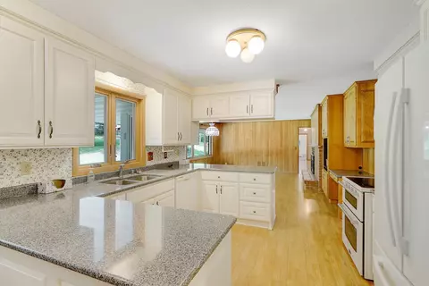 8134 Oakmere Rd, Bloomington, MN 55438 photo 3