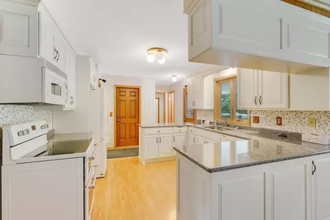 8134 Oakmere Rd, Bloomington, MN 55438 photo 5