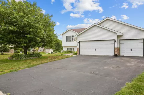 205 Pheasant Run Dr, Montrose, MN 55363