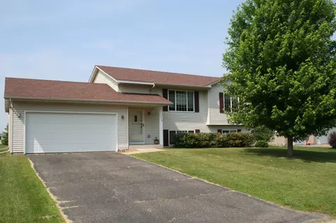 215 6th St, Green Isle, MN 55338
