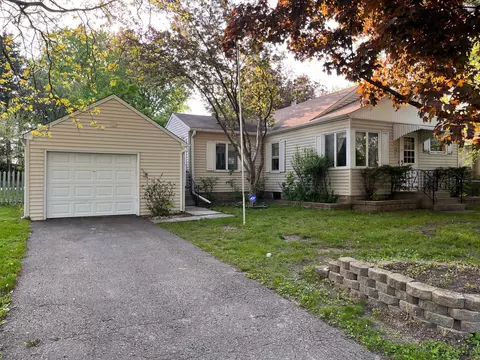 488 Gentry Ave N, Oakdale, MN 55128