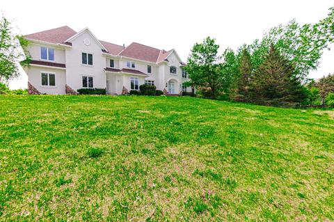 13 High Point Rd, Dellwood, MN 55110