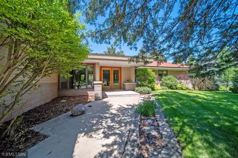 212 Woodridge Dr, Cannon Falls, MN 55009