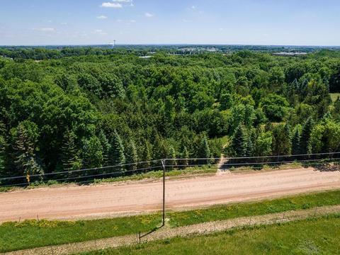 135 82nd St W, Chaska, MN 55318