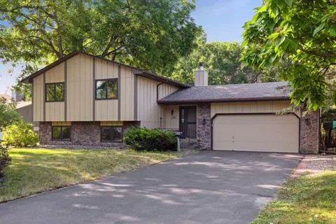 1082 Shryer Ave W, Roseville, MN 55113