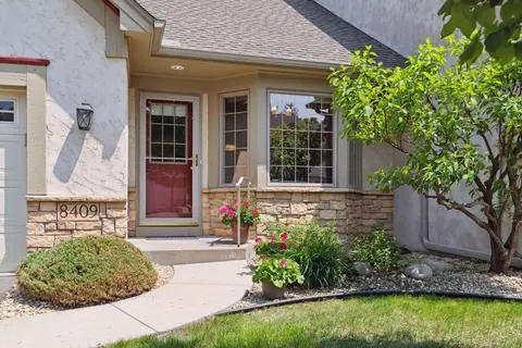 8409 Burlwood Dr, Chanhassen, MN 55317