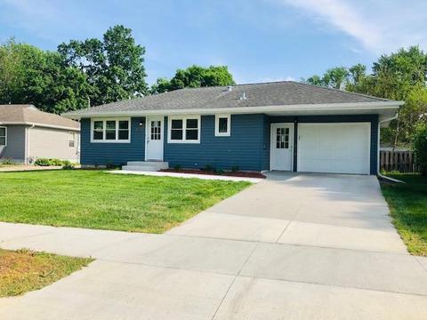 602 7th St E, Chaska, MN 55318