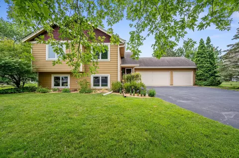 909 Southwind Dr, Burnsville, MN 55306