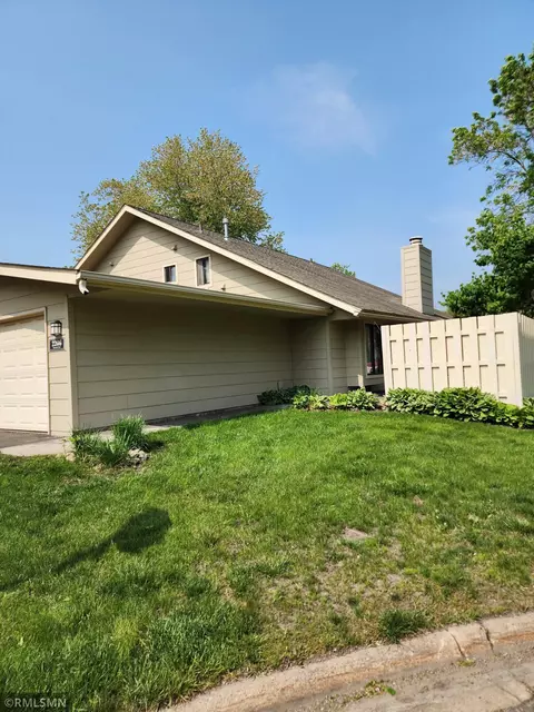 2206 Tamarin Trl, Golden Valley, MN 55427