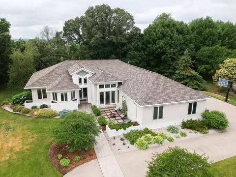 2560 Golf View Dr, River Falls, WI 54022