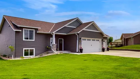 630 W River Dr, New London, MN 56273