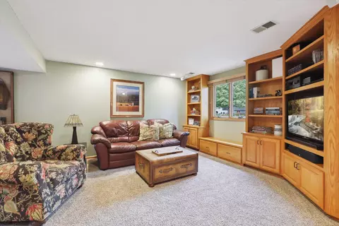 9046 Kell Cir, Bloomington, MN 55437 photo 6