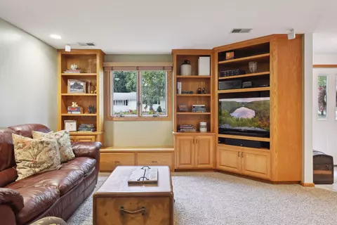 9046 Kell Cir, Bloomington, MN 55437 photo 8
