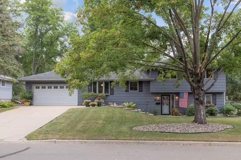 9046 Kell Cir, Bloomington, MN 55437 photo 2