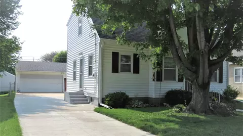 909 14th Ave NE, Rochester, MN 55906