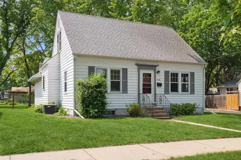 826 Holmes St S, Shakopee, MN 55379