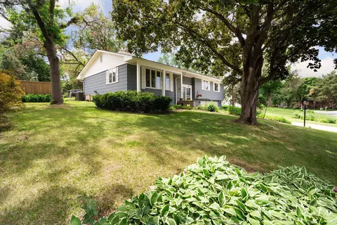 1201 Knob Hill Rd, Burnsville, MN 55337