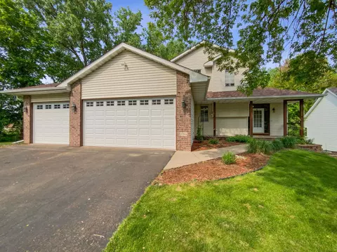 1784 Lakewood Dr N, Maplewood, MN 55109