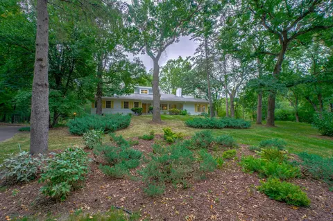 2 Dogwood Ln, North Oaks, MN 55127