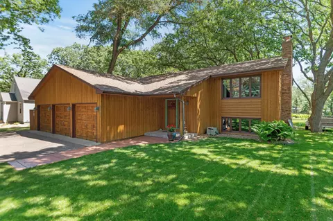 7625 Knollwood Dr, Mounds View, MN 55112