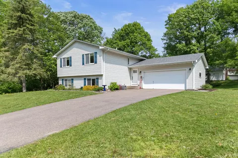 2389 Hillwood Dr E, Maplewood, MN 55119