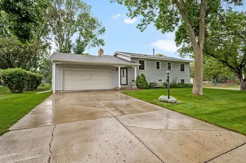 877 Mcintosh Dr, Apple Valley, MN 55124