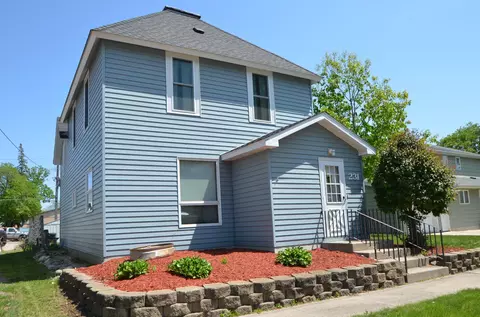 231 S 8th St, Bird Island, MN 55310