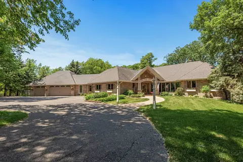 5605 Vagabond Ln N, Plymouth, MN 55446