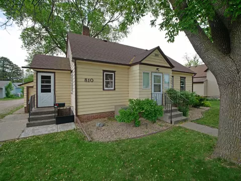 810 Chandler Ave N, Glencoe, MN 55336