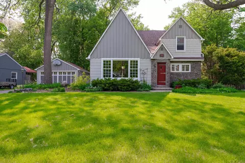 2217 Dellwood Ave, Roseville, MN 55113