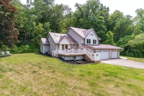 46711 Waas Valley Dr, La Crescent, MN 55947