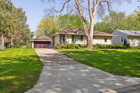 100 Ferndale St N, Maplewood, MN 55119