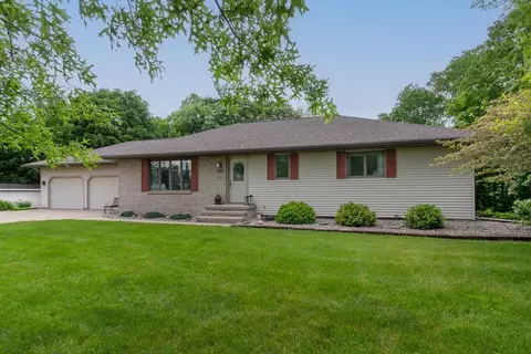 18590 Maple Haven Ln, Mankato, MN 56001