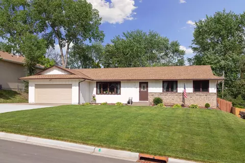 160 Redwood Dr, Apple Valley, MN 55124
