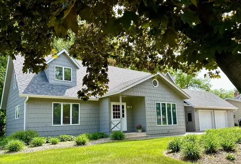 817 17th St, Windom, MN 56101