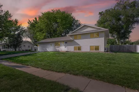 925 Cortland Dr, Apple Valley, MN 55124