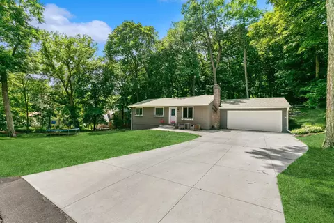 6890 Yuma Dr, Chanhassen, MN 55317