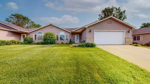 4503 Meadow Lakes Dr NW, Rochester, MN 55901