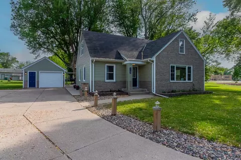 119 Sunset Cir, Le Sueur, MN 56058