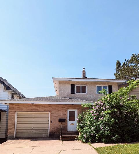 305 5th St SW, Chisholm, MN 55719