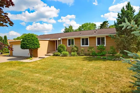 525 Clover Leaf Dr, Golden Valley, MN 55422
