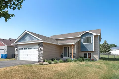 512 Moline Loop NW, Isanti, MN 55040