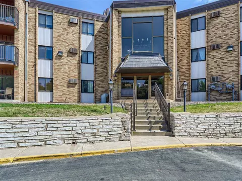 2700 Oxford St N #112, Roseville, MN 55113
